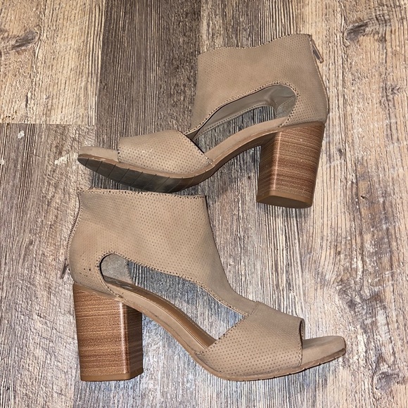 ✨FREE ADD ON WITH‎ PURCHASE✨
 Kenneth Cole Heels - Picture 1 of 4
